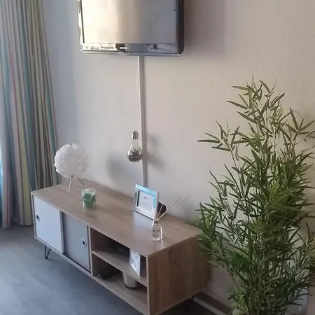 Sea View La Palme D'azur Steps Away From The And Perfect For Holidays & Business Trips 公寓 *